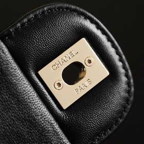 Chanel 26p «Камелия» из войлока, с выш