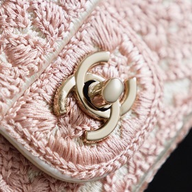 Chanel 26p «Камелия» из небра — вышита
