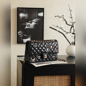 Chanel 26SS — скрытая модель с эмблемо
