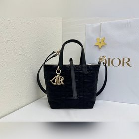 Эта сумка Dior Toujours вертикальной ф