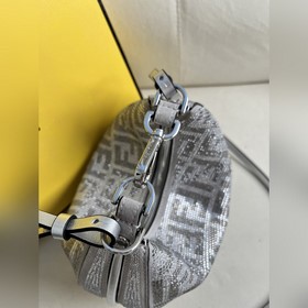 Маленькая сумка «Graphy» под мышкой, в