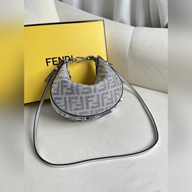 Маленькая сумка «Graphy» под мышкой, в