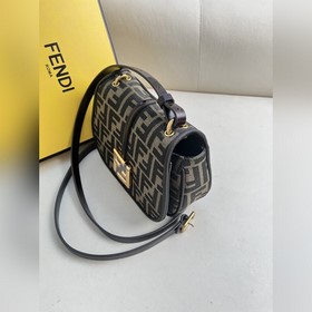 Маленькая сумка FENDI с узором «Mono