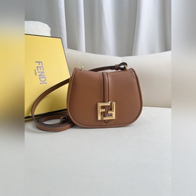 Маленькая коричневая сумка FENDI из