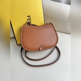 Маленькая коричневая сумка FENDI из
