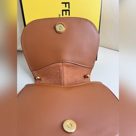 Маленькая коричневая сумка FENDI из 