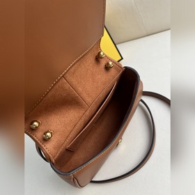 Маленькая коричневая сумка FENDI из 