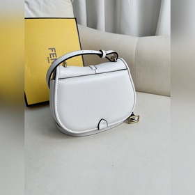 Маленькая белая сумка FENDI из белой