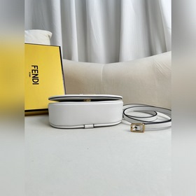 Маленькая белая сумка FENDI из белой