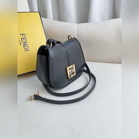 Маленькая чёрная сумка FENDI из чёрн
