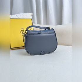 Маленькая чёрная сумка FENDI из чёрн