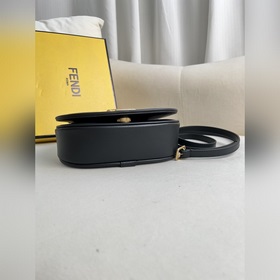 Маленькая чёрная сумка FENDI из чёрн