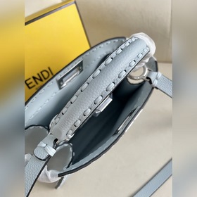 Светло-голубая сумка FENDI Peekaboo