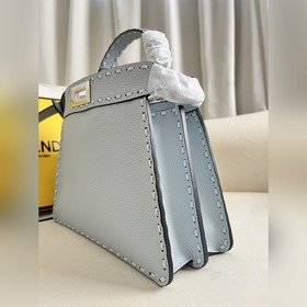 Светло-голубая сумка FENDI Peekaboo 