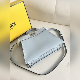 Светло-голубая сумка FENDI Peekaboo 