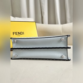 Светло-голубая сумка FENDI Peekaboo 