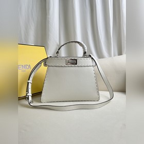 Белая сумка среднего размера FENDI P