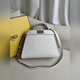 Белая сумка среднего размера FENDI P