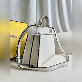 Белая сумка среднего размера FENDI P