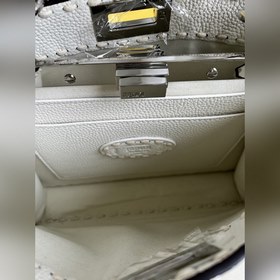 Белая сумка среднего размера FENDI P