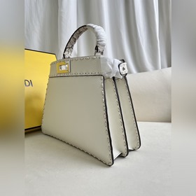 Белая сумка среднего размера FENDI P
