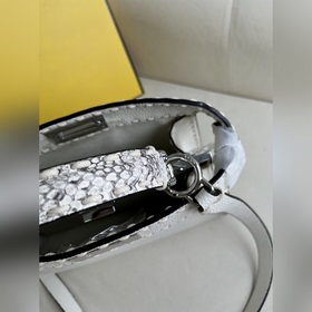Белая сумка среднего размера FENDI P