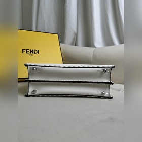 Белая сумка среднего размера FENDI P