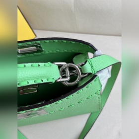 Зелёная сумка FENDI Peekaboo I See U с