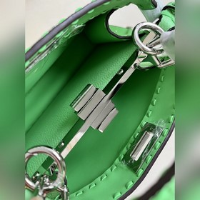 Зелёная сумка FENDI Peekaboo I See U с