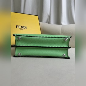 Зелёная сумка FENDI Peekaboo I See U с