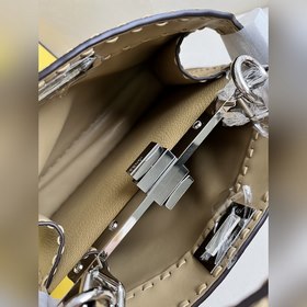 Сумка среднего размера FENDI Peekaboo 