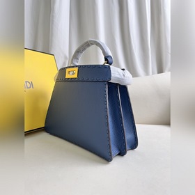 Синяя сумка FENDI Peekaboo I See U сре