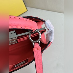 Розовая сумка FENDI Peekaboo I See U с