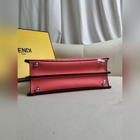 Розовая сумка FENDI Peekaboo I See U с