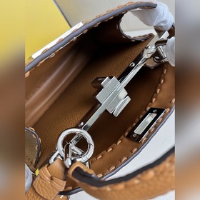 Коричневая сумка FENDI Peekaboo I Se