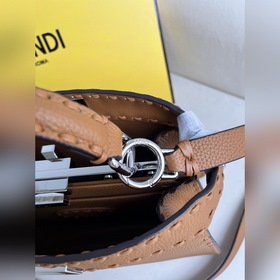 Коричневая сумка FENDI Peekaboo I Se