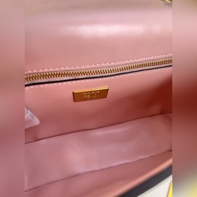 Розовая сумка Baguette со средней длин