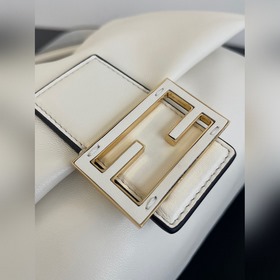 Представляем вам новую белую сумку M