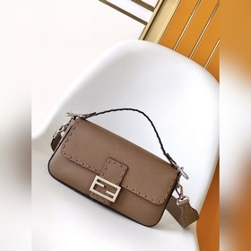 FENDI BAGUETTE — классическая модель с