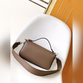 FENDI BAGUETTE — классическая модель с