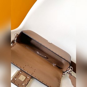 FENDI BAGUETTE — классическая модель с