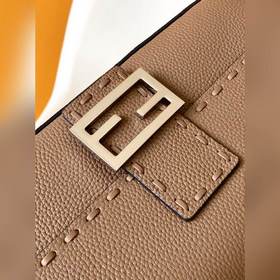 FENDI BAGUETTE — классическая модель с