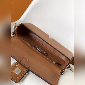 FENDI BAGUETTE — классическая модель с