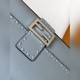 FENDI BAGUETTE — классическая модель с