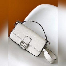 FENDI BAGUETTE — классическая модель с
