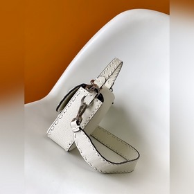 FENDI BAGUETTE — классическая модель с