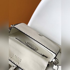 FENDI BAGUETTE — классическая модель с