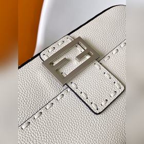 FENDI BAGUETTE — классическая модель с