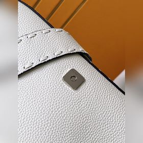 FENDI BAGUETTE — классическая модель с