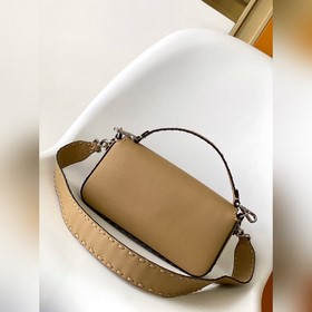 FENDI BAGUETTE — классическая модель с